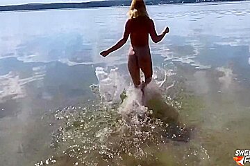 Babe With Juicy Ass Plays On Beach Without Swimsuit Outside 5 Min With Sweetie Fox